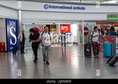 Les voyageurs arrivent à l'aéroport de Stansted, Londres, Angleterre sur 31 mai 2022. (Photo par Dominika Zarzycka/Sipa USA) Banque D'Images