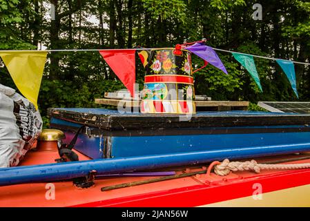 Peinture traditionnelle colorée et vibrante sur une carafe ou une carafe à eau Buckby. Placé au sommet d'un bateau à rames amarré à Gargrave le 31st mai 2022 Banque D'Images