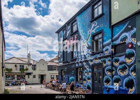 The Eagle avec sa grande fresque et les Basketmakers Arms, deux pubs populaires dans la cosmopolite North Laine de Brighton. Banque D'Images