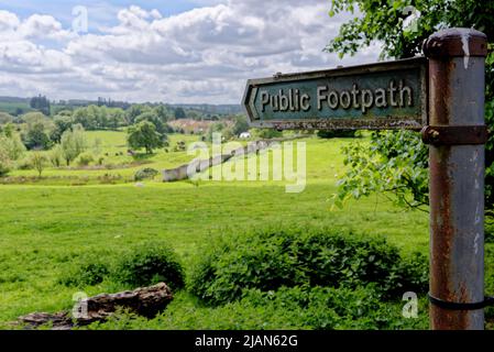 Panneau de sentier pointant vers un pré de foin traditionnel à Chipping Campden, Gloucestershire, Angleterre, Royaume-Uni. Banque D'Images