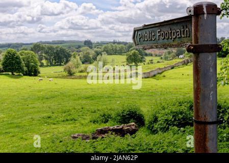 Panneau de sentier pointant vers un pré de foin traditionnel à Chipping Campden, Gloucestershire, Angleterre, Royaume-Uni. Banque D'Images