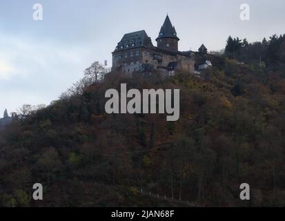 Route sur une colline au-dessous du château de Stahleck le jour de l'automne à Bacharach, en Allemagne. Banque D'Images