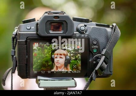 Enregistrement vidéo à l'aide d'un appareil photo sans miroir Lumix G80, concept de réalisation de films simple, affichage arrière de l'appareil photo, détails d'objet, gros plan modèle de photo enfant, Banque D'Images