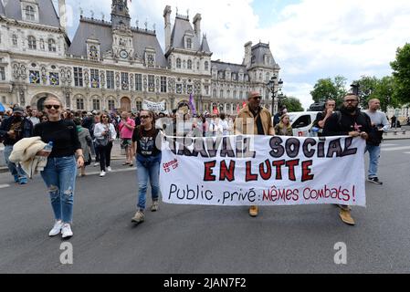 Les travailleurs sociaux et médicaux étaient en grève et manifestaient dans les rues de Paris pour des augmentations de salaire, de meilleures conditions de travail et de recrutement Banque D'Images