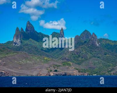 Le paysage magnifique de l'île d'UA pou avec ses rochers phonolitiques dans les Marquises de Polynésie française Banque D'Images