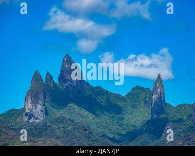 Le paysage magnifique de l'île d'UA pou avec ses rochers phonolitiques dans les Marquises de Polynésie française Banque D'Images