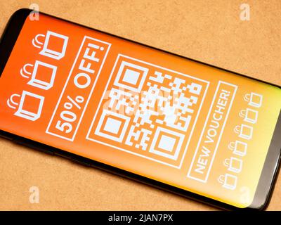 Générique bon de réduction de 50 % Promo maquette de modèle de code QR, détail de l'écran du smartphone, gros plan, personne. Application E-commerce, mode plein écran Banque D'Images