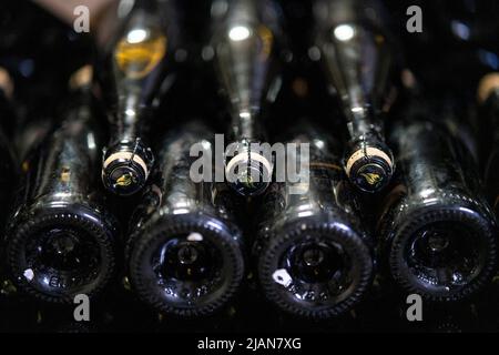 Bouteilles de champagne empilées dans une cave à vin Banque D'Images