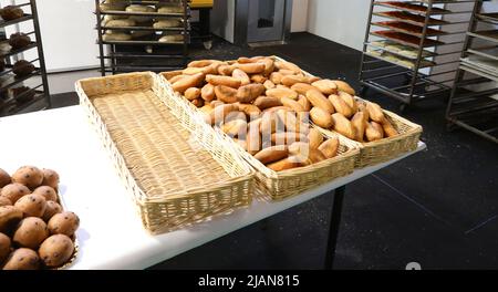 boulangerie pour faire du pain et des baguettes fraîchement cuites dans des paniers en osier prêts à la vente au supermarché Banque D'Images