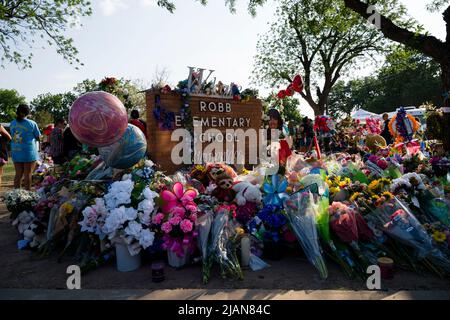 Uvalde, Texas, États-Unis. 30th mai 2022. Le panneau de bienvenue devant l'école élémentaire Robb est décoré en mémoire des 19 enfants et des deux enseignants tués dans un massacre d'école. (Credit image: © Jintak Han/ZUMA Press Wire) Banque D'Images