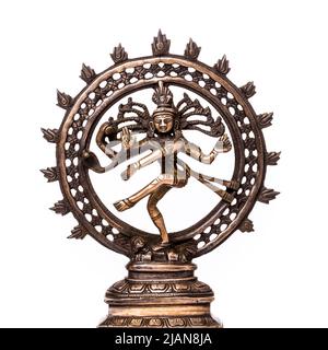 Shiva Dancing Nataraja statuette de bronze isolée sur fond blanc. Banque D'Images