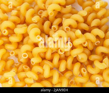 Cavatappi sec pâtes bio fond jaune Banque D'Images