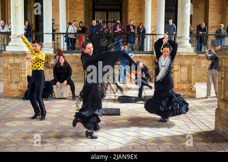 Des musiciens et des danseurs de flamenco se produisent sous la colonnade pour les membres du public sur la Plaza de Espana - Séville, Espagne Banque D'Images