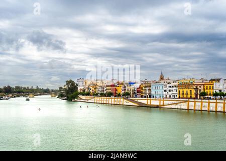 Maisons colorées du quartier de Triana sur le fleuve Guadalquivir - Séville, Espagne Banque D'Images