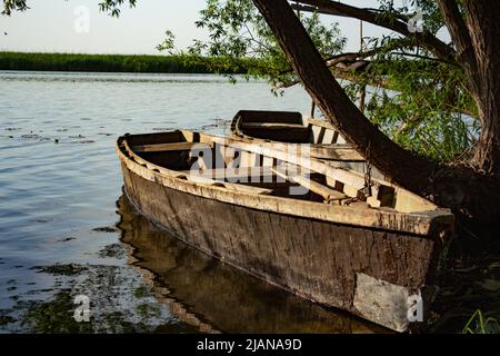 bateau amarré près de la rive de la rivière, bateau de pêche en bois dans le village Banque D'Images