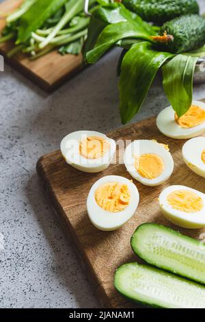 Ingrédients pour une salade saine - poireaux, oeufs durs, concombre. Concept de saine alimentation et de keto diète. Banque D'Images