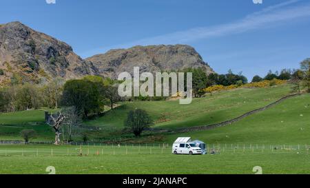 Coniston, Royaume-Uni - 21st avril 2022 : Une fourgonnette VW Camper dans un endroit isolé près de la ville de Coniston Banque D'Images