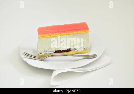 gros plan d'un cheesecake sur plaque blanche avec fourchette, isolé sur fond blanc, espace pour le texte, vue de dessus Banque D'Images