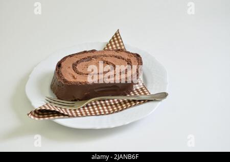 gros plan d'une tarte au chocolat sur une assiette blanche, isolée sur fond blanc, espace fort ext, vue de dessus Banque D'Images