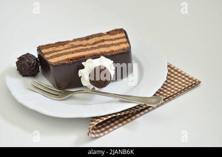 gros plan d'une tarte au chocolat sur une assiette blanche, isolée sur fond blanc, espace fort ext, vue de dessus Banque D'Images