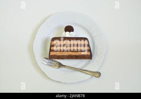 gros plan d'une tarte au chocolat sur une assiette blanche, isolée sur fond blanc, espace fort ext, vue de dessus Banque D'Images