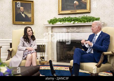 Washington, États-Unis. 31st mai 2022. Le Président Joe Biden rencontre le Premier ministre néo-zélandais Jacinda Ardern dans le Bureau ovale de la Maison Blanche à Washington, DC, mardi, 31 mai 2022. Photo de piscine par Doug Mills/UPI crédit: UPI/Alay Live News Banque D'Images