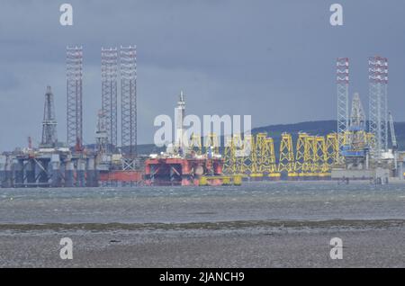 CROMARTY FIRTH, ÉCOSSE, Royaume-Uni - 25 mai 2022 - plates-formes et plates-formes pétrolières pour éoliennes offshore au chantier de Nigg dans le parc de Cromarty Firth Banque D'Images