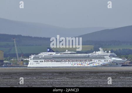 Un grand bateau de croisière ( Norwegian Star ) part d'Invergordon dans le Cromarty Firth, Easter Ross, Écosse, Royaume-Uni Banque D'Images