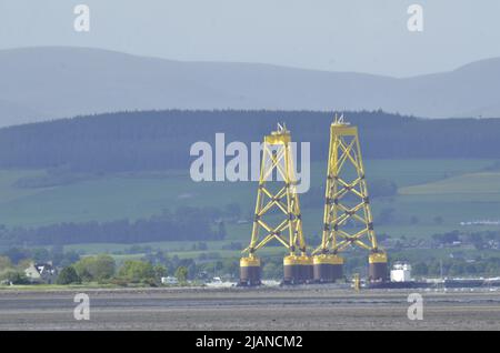 CROMARTY FIRTH, ÉCOSSE, Royaume-Uni - 25 mai 2022 - plates-formes et plates-formes pétrolières pour éoliennes offshore au chantier de Nigg dans le parc de Cromarty Firth Banque D'Images