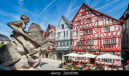 Die historische Altstadt von Ochsenfurt in Unterfranken am main mit malerischen Gebäuden innerhalb der Stadtmauer Banque D'Images