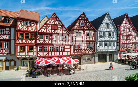 Die historische Altstadt von Ochsenfurt in Unterfranken am main mit malerischen Gebäuden innerhalb der Stadtmauer Banque D'Images