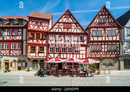 Die historische Altstadt von Ochsenfurt in Unterfranken am main mit malerischen Gebäuden innerhalb der Stadtmauer Banque D'Images