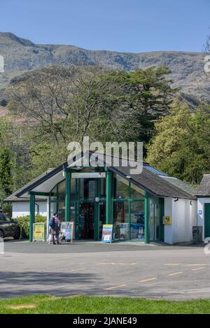 Coniston, Royaume-Uni - 21st avril 2022 : Coniston Visitor Centre avec des montagnes en arrière-plan Banque D'Images