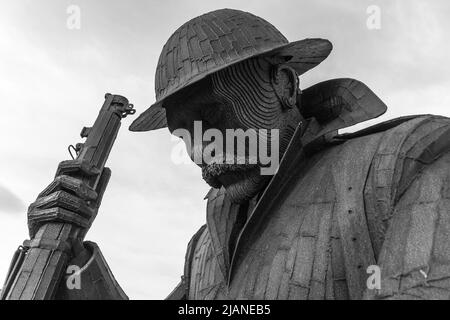 La statue de Tommy, Soldier 1101, sur le front de mer à Seaham, Angleterre, Royaume-Uni en monochrome, noir et blanc Banque D'Images