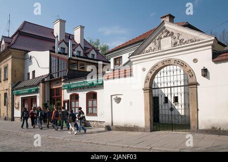 Entrée à la synagogue Remuh avec soulagement en tympan avec inscription hébraïque: 'Synagogue du Nouveau-souvenir du rabbin Remu', Cracovie. Banque D'Images