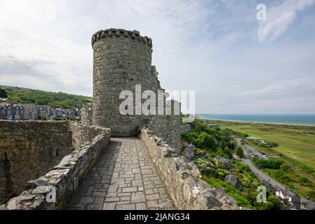 Le château de Harlech est un bâtiment classé de catégorie I et un site classé au patrimoine mondial de l'UNESCO sur la côte du nord du pays de Galles. Vue depuis les remparts avec la mer derrière. Banque D'Images