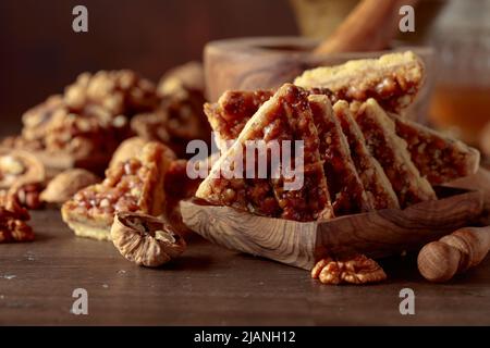 Biscuits avec des noix et du miel sur une table en bois ancienne. Banque D'Images