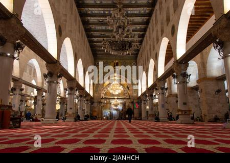 L'intérieur de la mosquée Al-Aqsa dans la vieille ville de Jérusalem - Israël. 21 avril 2022 Banque D'Images