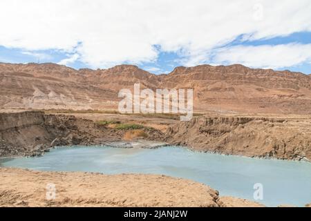 Gouffre rempli d'eau turquoise, près de la côte de la mer Morte. Trou formé lorsque le sel souterrain est dissous par intrusion d'eau douce, en raison de la chute continue du niveau de la mer. . Photo de haute qualité Banque D'Images