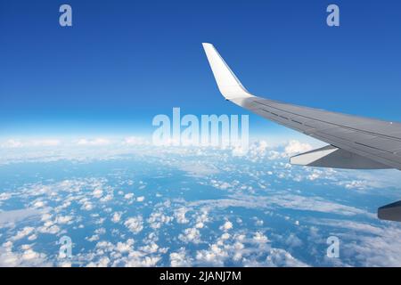 Vue de l'aile de l'avion depuis la fenêtre du siège passager Banque D'Images