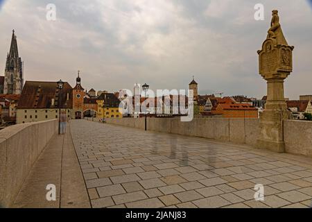 Le pont de pierre et le centre-ville de Regensburg Banque D'Images