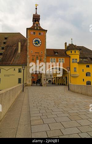 Le pont de pierre et le centre-ville de Regensburg Banque D'Images