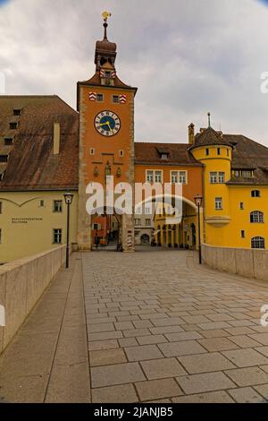 Le pont de pierre et le centre-ville de Regensburg Banque D'Images