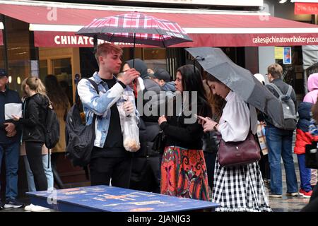 Londres, Royaume-Uni. 31st mai 2022. West End occupé le mardi après-midi humide le dernier jour de mai. Gerrard Street dans China Town. Credit: JOHNNY ARMSTEAD/Alamy Live News Banque D'Images