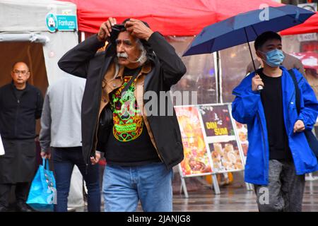 Londres, Royaume-Uni. 31st mai 2022. West End occupé le mardi après-midi humide le dernier jour de mai. Gerrard Street dans China Town. Credit: JOHNNY ARMSTEAD/Alamy Live News Banque D'Images