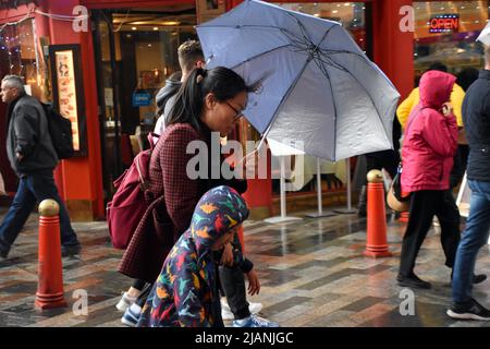 Londres, Royaume-Uni. 31st mai 2022. West End occupé le mardi après-midi humide le dernier jour de mai. Gerrard Street dans China Town. Credit: JOHNNY ARMSTEAD/Alamy Live News Banque D'Images