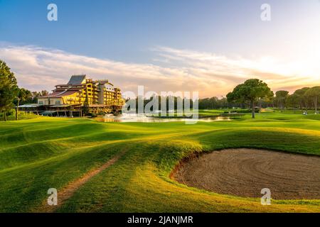 Belek, Turquie - 13 mai 2022: Sueno Hotel golf Belek avec beau parcours de golf. Club de golf de Sueno dans la station de Sueno à Belek, Turquie Banque D'Images