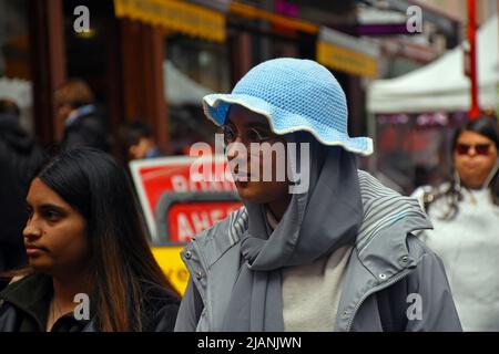 Londres, Royaume-Uni. 31st mai 2022. West End occupé le mardi après-midi humide le dernier jour de mai. Gerrard Street dans China Town. Credit: JOHNNY ARMSTEAD/Alamy Live News Banque D'Images