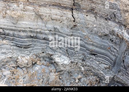 Gouffre rempli d'eau turquoise, près de la côte de la mer Morte. Feuilles de boue et de sel. Trou formé lorsque le sel souterrain est dissous par intrusion d'eau douce, en raison de la chute continue du niveau de la mer. Banque D'Images