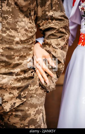 Marié en uniforme militaire et mariée. Photo de haute qualité Banque D'Images